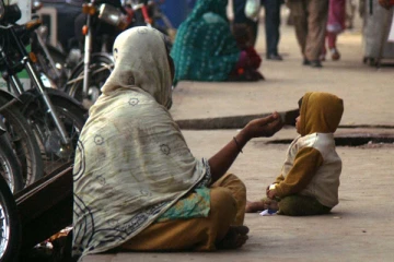 ​யாசகம் பெரும் பெண்ணிடம் குழந்தையை பிடிங்கி சென்ற கும்பல்