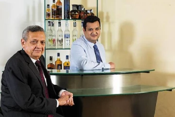 80 வயதில் பெரும் கோடீஸ்வரரான நபர்... அவரது மகன் நடத்தும் நிறுவனத்தின் மதிப்பு ரூ 21,923 கோடி