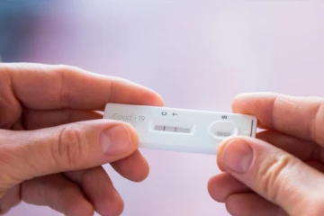 பள்ளிகளுக்கு அனுப்பப்பட்ட கொரோனா சுயபரிசோதனை கிட்கள்: சிறு தவறால் பெருங்குழப்பம்