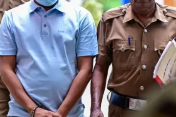 பெண் உதவியாளருடன் சிக்கிய மரண விசாரணை அதிகாரி