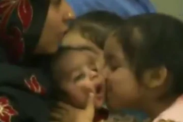 ஆப்கானில் இருந்து தப்பி வந்த சிறுமி- பிஞ்சு குழந்தையை கொஞ்சி மகிழ்ந்த நெகிழ்ச்சி சம்பவம்