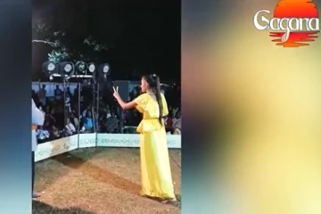 "..කළුගෙන් එහාට කවුද වැඩ්ඩා..?..කොල්ලන් හූ කියනවා..රොටි 10යි... බීම බෝතලේ..” - රොටී 10ක් 10,000ට වෙන්දේසි කරපු බුකියම කතා කරන කෙල්ල..කොහොමද හැකියාව බලන්න..(VIDEO)