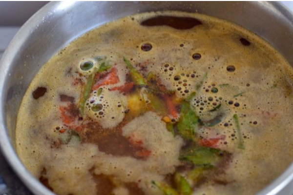 கல்யாண வீட்டு சுவையில் மணக்கும் ரசம்! முருங்கைக் கீரையில் செய்து அசத்தலாம் | Drumstick Leaves Rasam