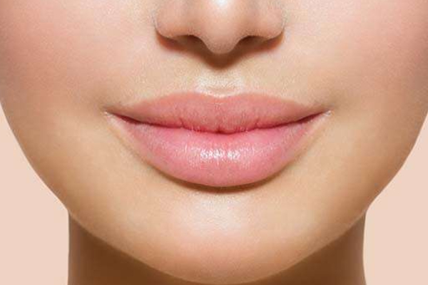 எப்போதும் உதடுகளை மென்மையாக வைத்துக்கொள்ள உதவும் வீட்டு வைத்தியம் | Home Remedies For Dry Lips In Tamil