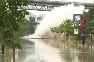 குடிநீர் குழாய் ஒன்றில் ஏற்பட்ட வெடிப்பால் வெள்ளக்காடாகிய மொன்றியல் நகரம்