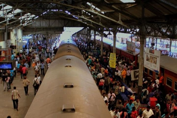 கொழும்பு கோட்டை புகையிரத நிலையத்தில் பெருமளவு மக்கள் கூட்டம்