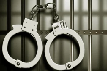 மூன்று விடுதிகளில் 8 பெண்கள் கைது