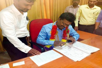 கல்முனையில் புதிய காணிப் பதிவாளராக பதவியேற்ற சுசிகரன் (Photos)