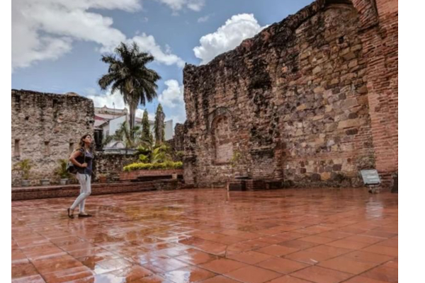 70 நாடுகளை இலவசமாகவே சுற்றிய இளம்பெண் - அவரே வெளியிட்ட சுவாரசிய தகவல்! | 33 Yr Old Woman Travelled 70 Countries