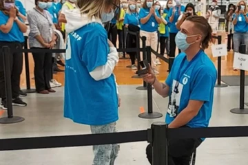 தடுப்பூசி மையத்துக்கு பணிக்கு வந்த கனேடிய இளம்பெண்ணுக்கு காத்திருந்த இன்ப அதிர்ச்சி