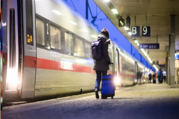 தொடருந்தில் பயணித்த சுற்றுலா பயணிகள் மீது தாக்குதல்