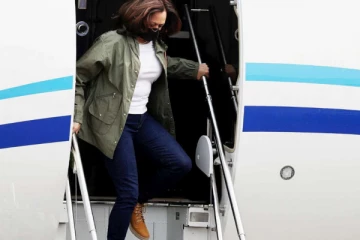 ஆப்கான் தலிபான் வசமான நிலையில்  திடீர் சுற்றுபயணம் மேற்கொண்ட துணை அதிபர் கமலா ஹாரிஸ்