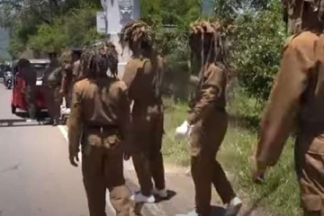 இதுவரை மக்கள் பார்க்காத ஆடையில் வந்த இலங்கைபொலிஸார்