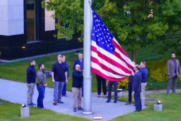 உக்ரைன் ரஷ்ய போர்; 3 மாதங்களுக்கு பின்னர்  மீண்டும் திறக்கப்பட்ட அமெரிக்க தூதரகம்!