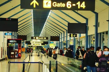 வெளிநாடு செல்ல முற்பட்ட யாழ்ப்பாணத்தை சேர்ந்த இருவர் கைது