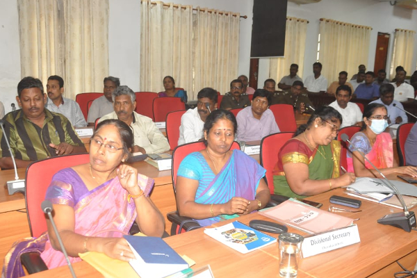 யாழில் சட்டவிரோத தொழில்முறைகளை கட்டுப்படுத்த டக்ளஸ் புதிய நடவடிக்கை. | Fisher Man Issue Jaffna District Secretary Meeting