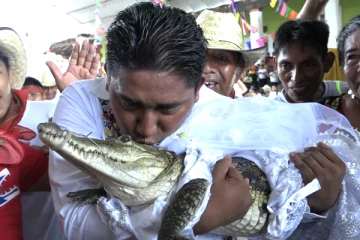 முதலையுடன் திருமணம்., முத்தம் கொடுத்து சடங்கை முடித்து வைத்த மேயர்!