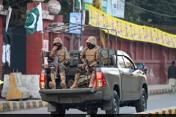 பாகிஸ்தான் இராணுவ முகாமில் தாக்குதல் ; 7 வீரர்கள் பலி | Attack On Pakistani Army Camp 7 Soldiers Killed