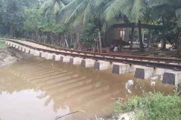 இலங்கையில் இப்படியொரு அவலம்: அந்தரத்தில் தொங்கும் புகையிரத பாதை