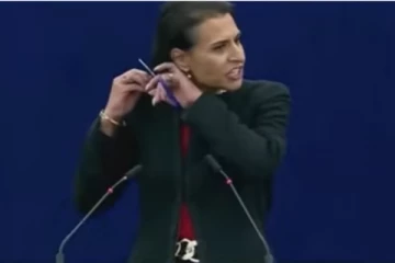 நாடாளுமன்றத்தில் தலைமுடியை வெட்டிய பெண் எம்பி - உறுப்பினர்கள் அதிர்ச்சி!