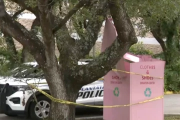 புளோரிடாவில் ஆடை தான பெட்டிக்குள் சிக்கி பெண் பலி