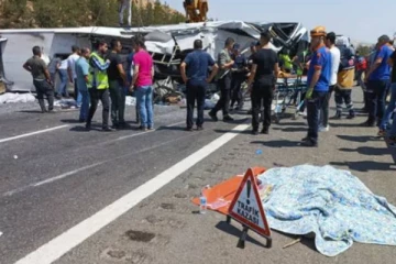 வெளிநாடொன்றில் இடம்பெற்ற விபத்து சம்பவங்கள்... 34 பேர் பரிதாபமாக உயிரிழப்பு!