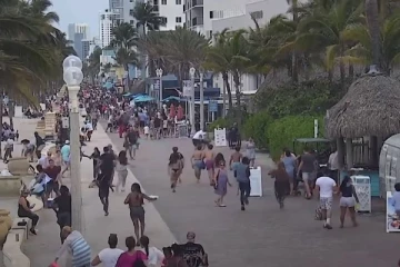 ஹாலிவுட் கடற்கரையில் துப்பாக்கி சூடு: 3 சிறுவர்கள் உட்பட 9 பேர் படுகாயம்