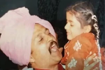 இந்த போட்டோவில் இருக்கும் குழந்தை யார் தெரியுமா?.. Jet வைத்திருக்கும் பிரபல நடிகை!