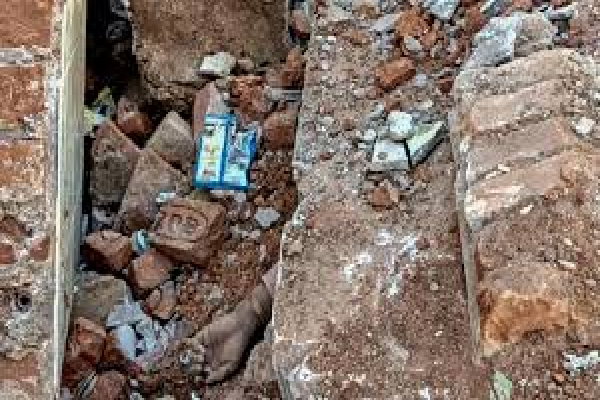 பாகிஸ்தானில் துயரம்: உயிருடன் புதைந்த குழந்தைகள் | Roof Collapse In Pakistans Punjab