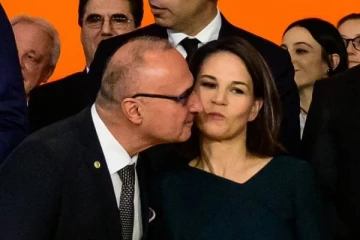 ஜேர்மனி பெண் அமைச்சரை திடீரென முத்தமிட முயன்ற குரோஷிய அமைச்சர்! வெடித்த சர்ச்சை (வீடியோ)