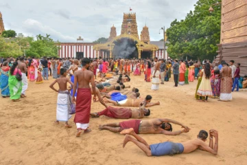 நல்லூர் கந்தன் திருவிழாவிற்கு மணல் கொடுக்க எதிர்ப்பு; மக்கள் - பொலிஸார் முறுகல்!
