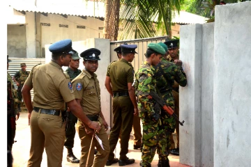 யாழ் - முல்லைத்தீவில் விடுதலைப் புலிகளை மீளுருவாக்க முயற்சித்த ஐவர் கைது!