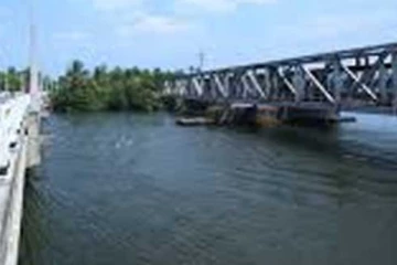 දරුවන් බලා සිටියදී මවක් ගඟට පැන්න ඛේදනීය පුවත