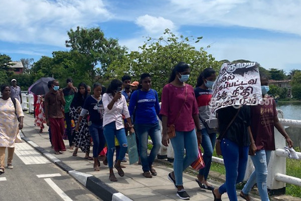 மட்டக்களப்பில் கவன ஈர்ப்பு போராட்டம்: பெருமளவான பொதுமக்கள் பங்கேற்பு (Photos) | Anti Government Protest In Batticaloa