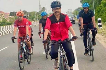 சைக்கிளிங் சென்ற முதல்வருடன் பிரபல நடிகை எடுத்த செல்பி: குவியும் லைக்ஸ்