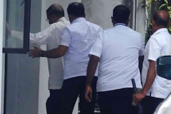 இலஞ்ச ஊழல் ஆணைக்குழுவில் முன்னிலையான மைத்திரி | Ex President Maithripalasirisena Arrives At Ciaboc இலஞ்ச ஊழல் ஆணைக்குழுவில் முன்னிலையான மைத்திரி | Ex President Maithripalasirisena Arrives At Ciaboc