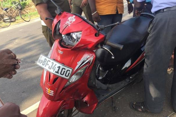 யாழ்.பருத்தித்துறையில் விபத்து: 5 பேருக்கு நேர்ந்த விபரீதம்! | Jaffna Point Pedro Accident Five Persons Injured யாழ்.பருத்தித்துறையில் விபத்து: 5 பேருக்கு நேர்ந்த விபரீதம்! | Jaffna Point Pedro Accident Five Persons Injured