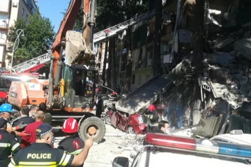 திடீரென இடிந்து விழுந்த அடுக்குமாடி கட்டிடம்... இடிபாடுகளில் புதைந்த குழந்தைகள் உட்பட குடியிருப்பாளர்கள்! வெளியான பரபரப்பு காட்சி