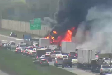 புளோரிடா நெடுஞ்சாலையில் மோதி ஜெட் விமானம் விபத்து