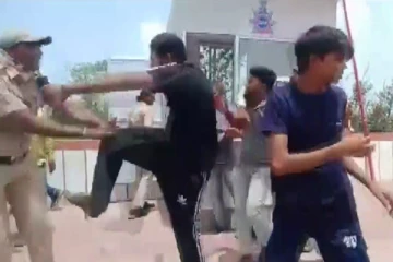 பொலீஸ்காரர்களை அடித்து உதைத்த சுற்றுலாப் பயணிகள்