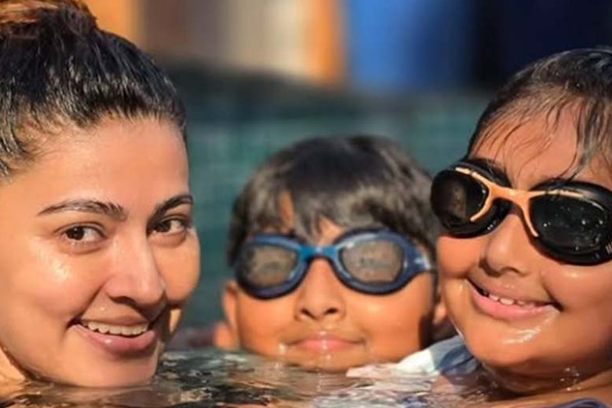 கணவருடன் ரொமான்ஸாக நடிகை சினேகா... வைரலாகும் புகைப்படம் | Sneha And Prasanna Celebrate Wedding Anniversary