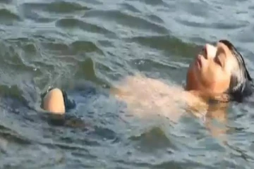 இரண்டு கைகள் இல்லை..ஆனாலும் தன்னம்பிக்கையால் நீச்சல் அடிக்கும் சிறுவன்