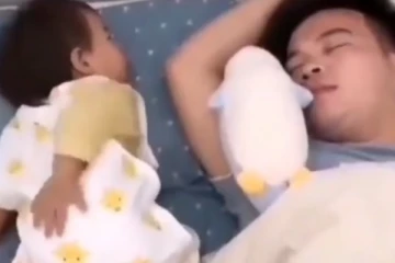 தந்தையை தொந்தரவு செய்ய மனமின்றி குழந்தை செய்த வேற லெவல் செயல்.... நெகிழ்ந்து போன மில்லியன் இதயங்கள்