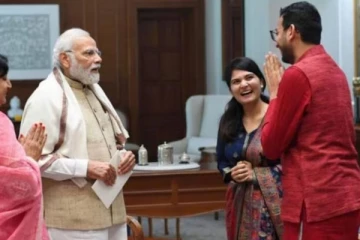 OYO ஓனருக்கு திருமணம் - பிரதமர் மோடியை சந்தித்து காலில் விழுந்து ஆசி!