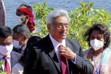 கோட்டாபய ராஜபக்சவுக்காக சிங்கப்பூர் விமான நிலையத்தில் காத்திருக்கும் குழுவினர்