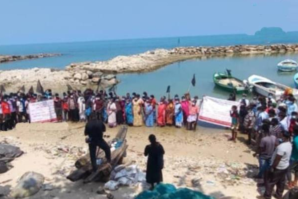 கறுப்பு கொடிகளுடன் கடலில் இறங்கி போராட்டத்தை நடத்திய வடமராட்சி மீனவர்கள்! | Vadamarachchi Fishers Black Flag Sea Potest