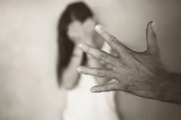 மகள் காணவில்லை..போலீஸில் புகார் - தந்தையே அடைத்து வைத்து வன்கொடுமை செய்த கொடூரம்!