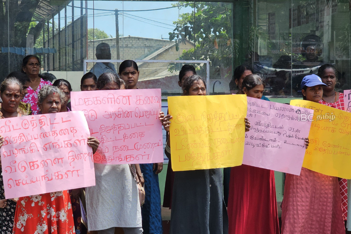 வீட்டுத்திட்ட கொடுப்பனவை வழங்குமாறு கோரி யாழில் போராட்டத்தில் குதித்த மக்கள்! | Protest Demanding Housing Allowance Payment Jaffna