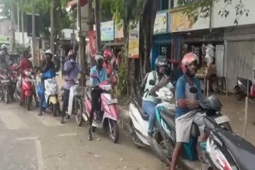 யாழில் எரிபொருளுக்காக வரிசையில் காத்திருக்கும் மக்கள்!