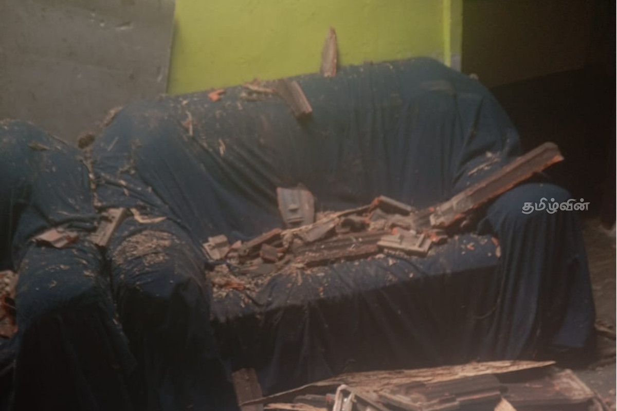 தம்பலகாமம் பகுதியில் கனமழை: சேதமடைந்த வீடு | House Damaged Thambalagamuwa Winds தம்பலகாமம் பகுதியில் கனமழை: சேதமடைந்த வீடு | House Damaged Thambalagamuwa Winds